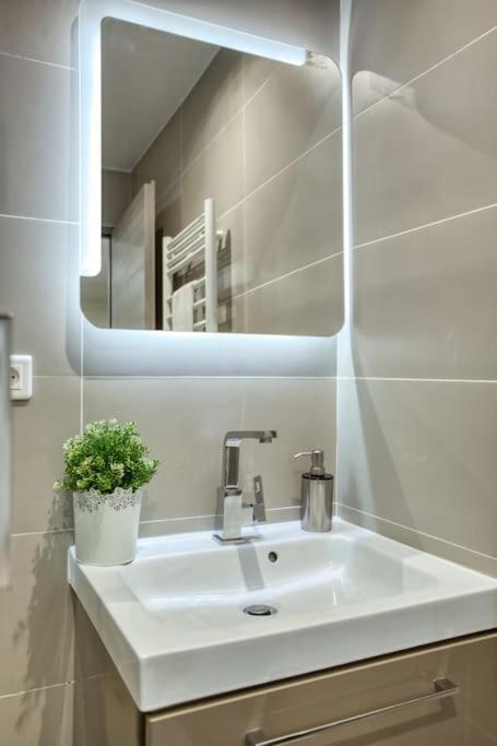 Amazing Apart New Bastille 3 Bedrooms 2 Bathrooms باريس المظهر الخارجي الصورة